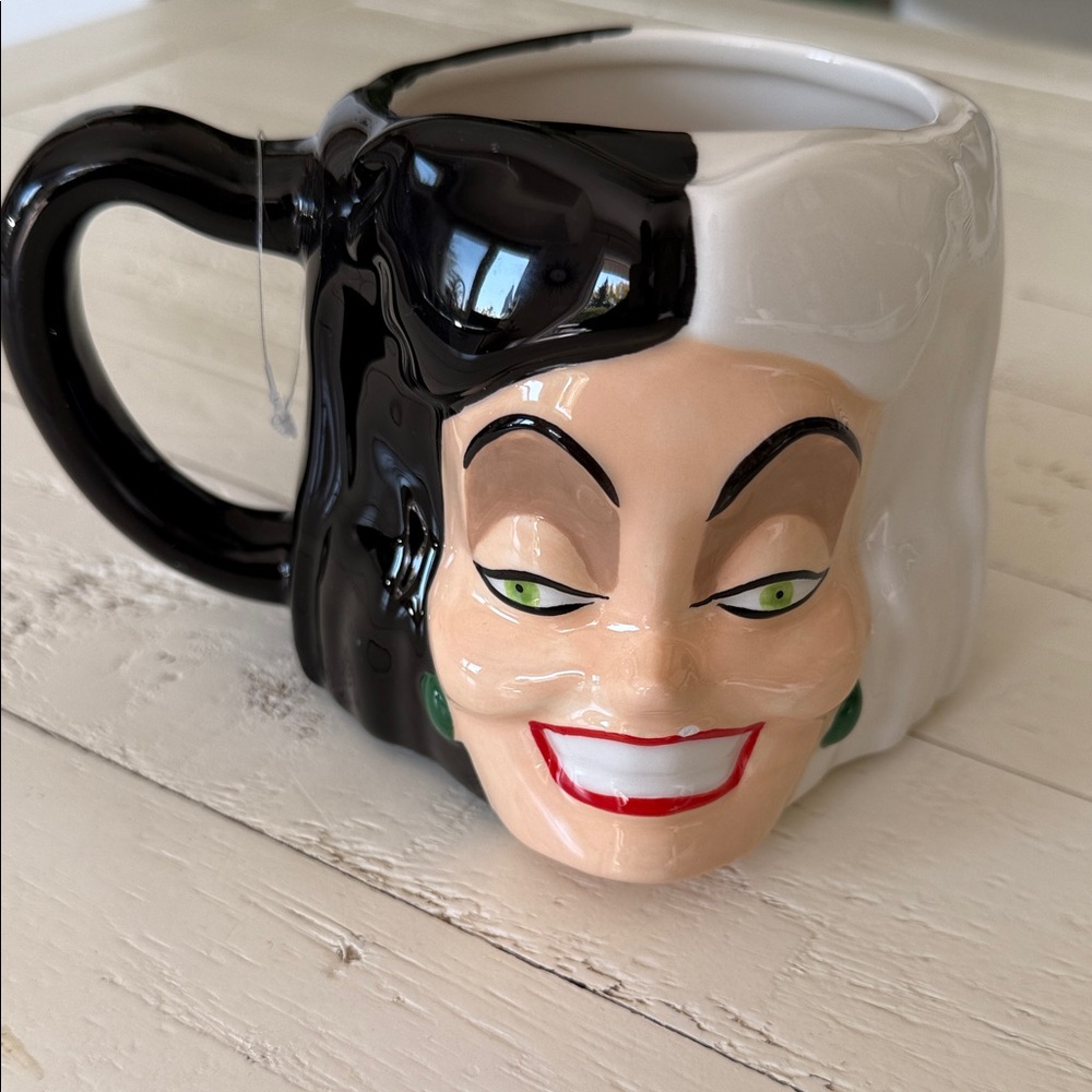 Disney bioworld Black&White cruella Ceramic coffee Mug NWOT